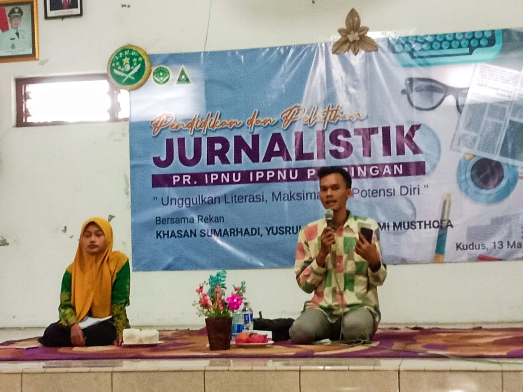 Penyampaian materi artikel, opini, dan laporan utama oleh Muhammad Khasan Sumarhadi selaku pimpinan redaksi pelajarkudus.com. [Doc. IPNU-IPPNU Papringan]