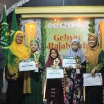 Penyerahan penghargaan kepada peserta lomba pelajar se-Blimbing Kidul [Doc. IPNU-IPPNU Blimbing Kidul]