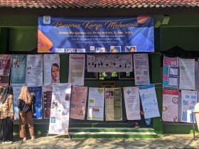 Terlihat para pengunjung sedang menikmati pameran infografis. Foto [Dok. Rishalia]